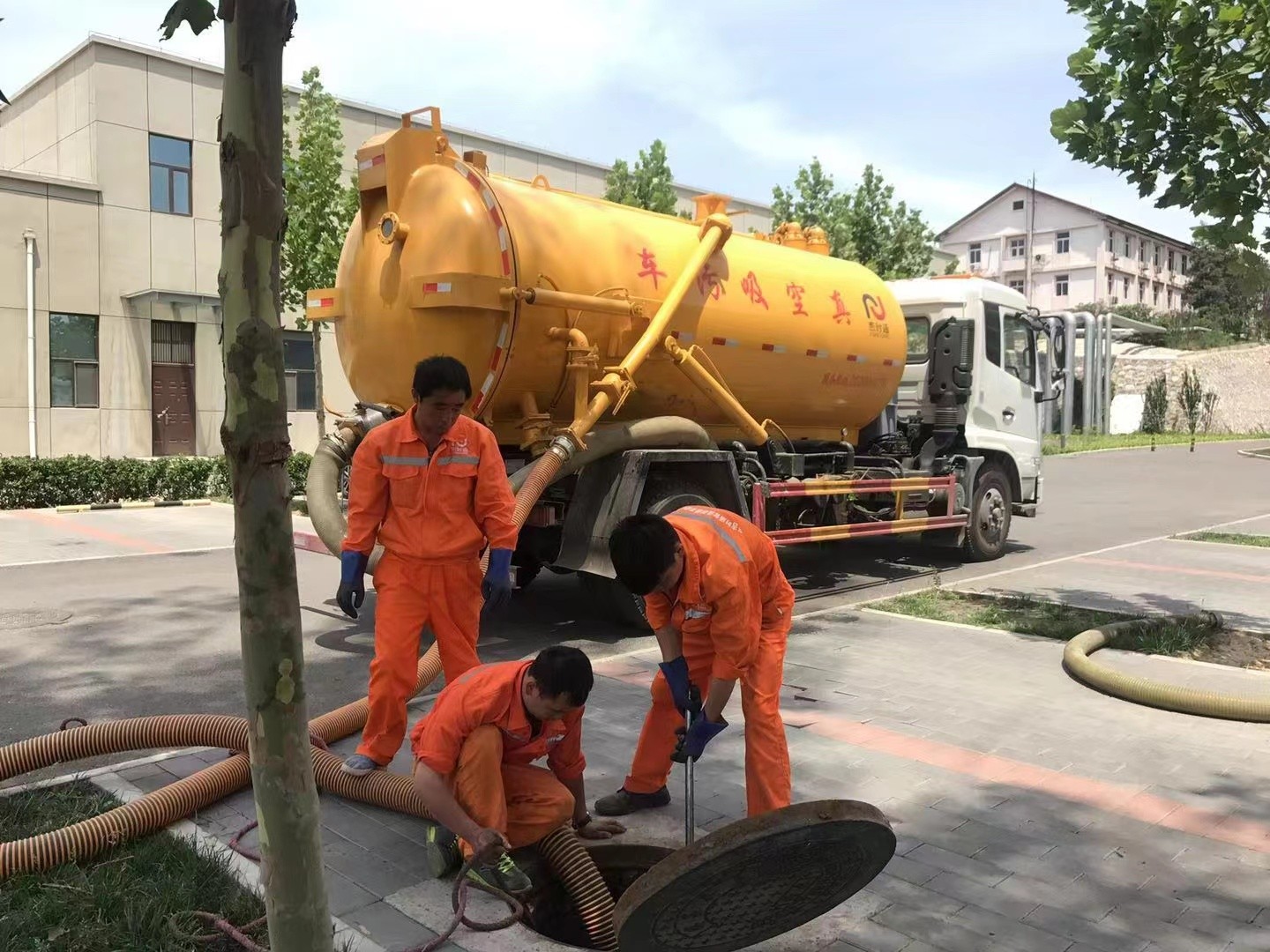 河东管道疏通车停在窨井附近