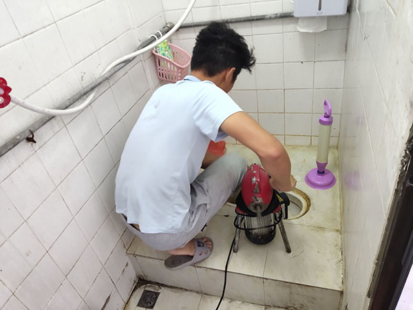河东肥皂掉到马桶里把马桶堵住了怎么办？马桶堵住了怎么办